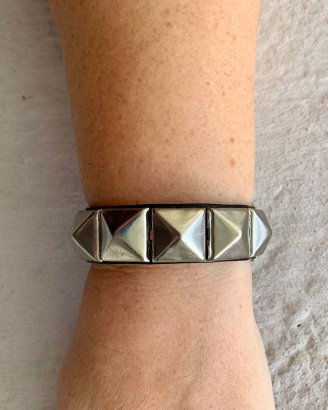 nitarmband-läder-pyramid-1-rad