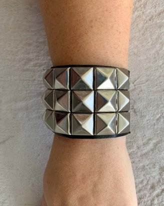 nitarmband-läder-pyramid-3-rad